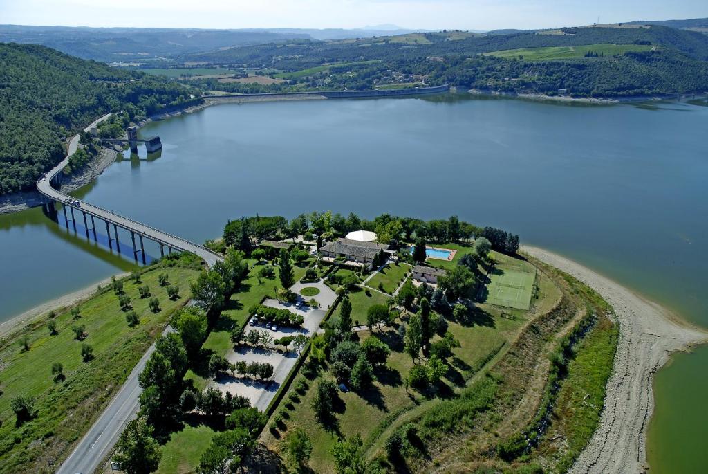 Отель La Penisola Baschi Экстерьер фото